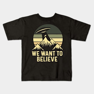 We want to believe! aliens ufo mountain Kids T-Shirt